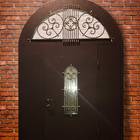 Фото арочной двери с коваными элементами