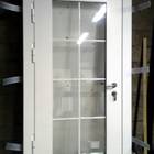 Белая дверь с вставкой стекла