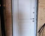 Монтаж белой двери с МДФ панелями в частном доме в г. Клин