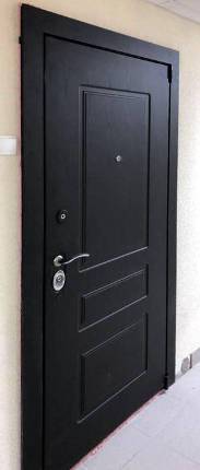 Черная дверь с МДФ отделкой
