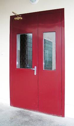 Остекленная тамбурная дверь - фото
