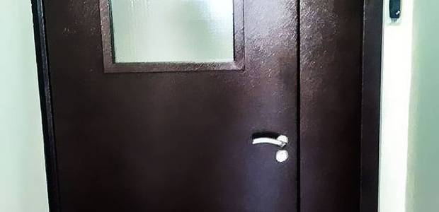 Остекленная тамбурная дверь