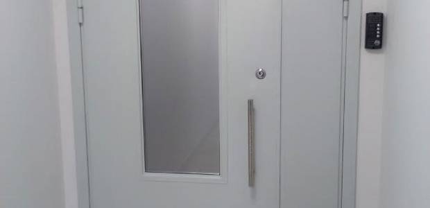 Остекленная тамбурная дверь снаружи