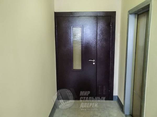 Ustanovka Tamburnoj Dveri So Steklopaketom I Ventreshetkoj V Obshij Koridor