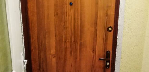 Тамбурная дверь со светлым ламинатом