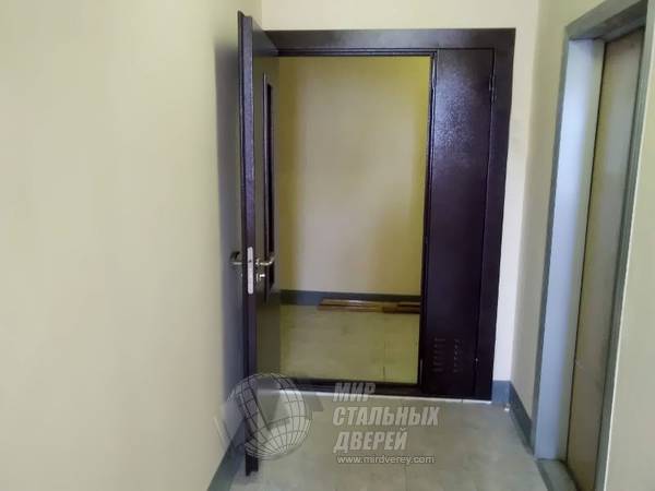 Ustanovka Tamburnoj Dveri So Steklopaketom I Ventreshetkoj V Obshij Koridor