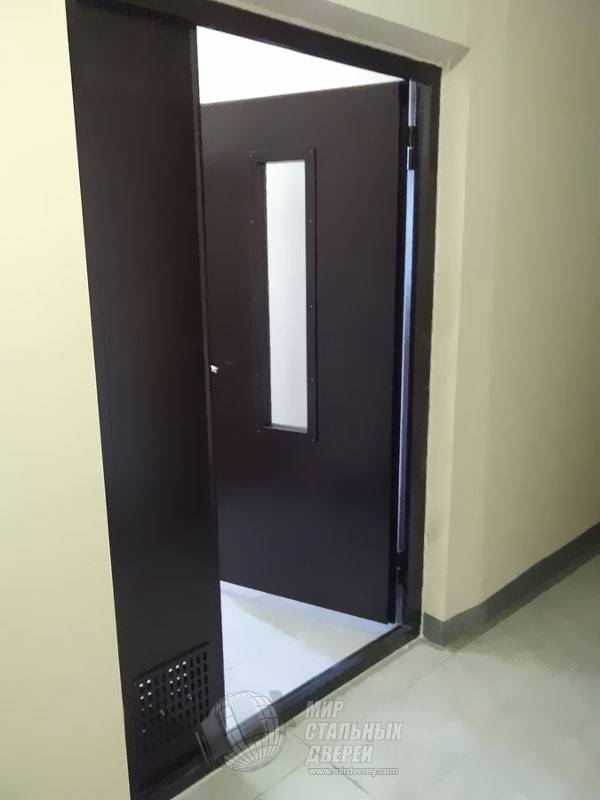 Ustanovka Tamburnoj Dveri So Steklopaketom I Ventreshetkoj V Obshij Koridor