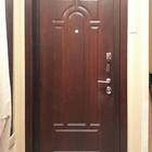 Коричневая входная дверь