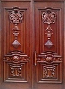 Парадная дверь из массива