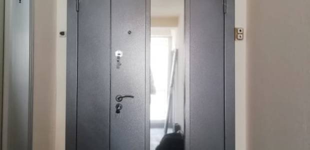 Дверь со стеклом в подъезде